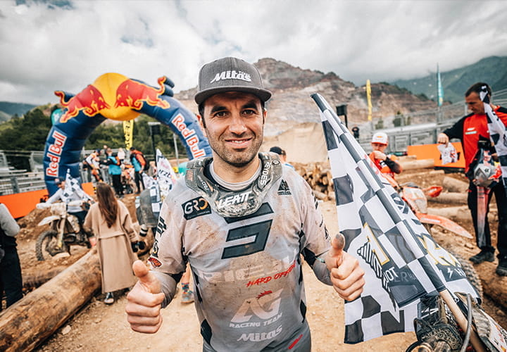 mitas_banner_riders_ALFREDO_GOMEZ